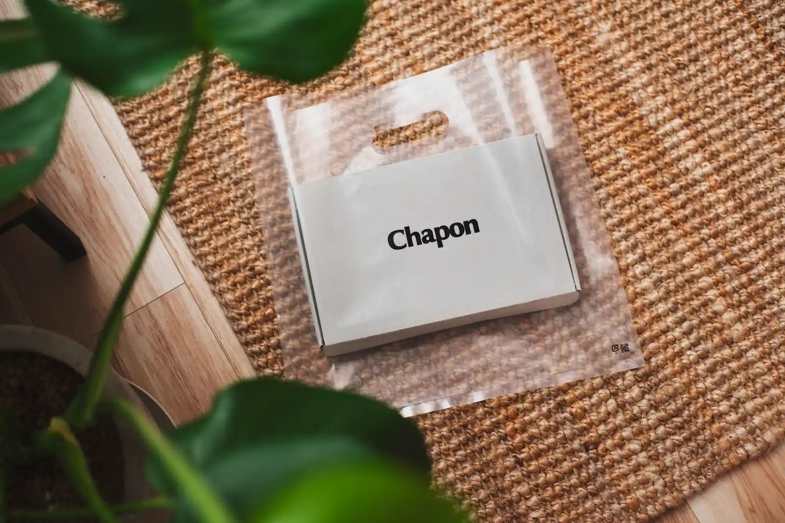 木の上に置いた Chapon のラッピング袋
