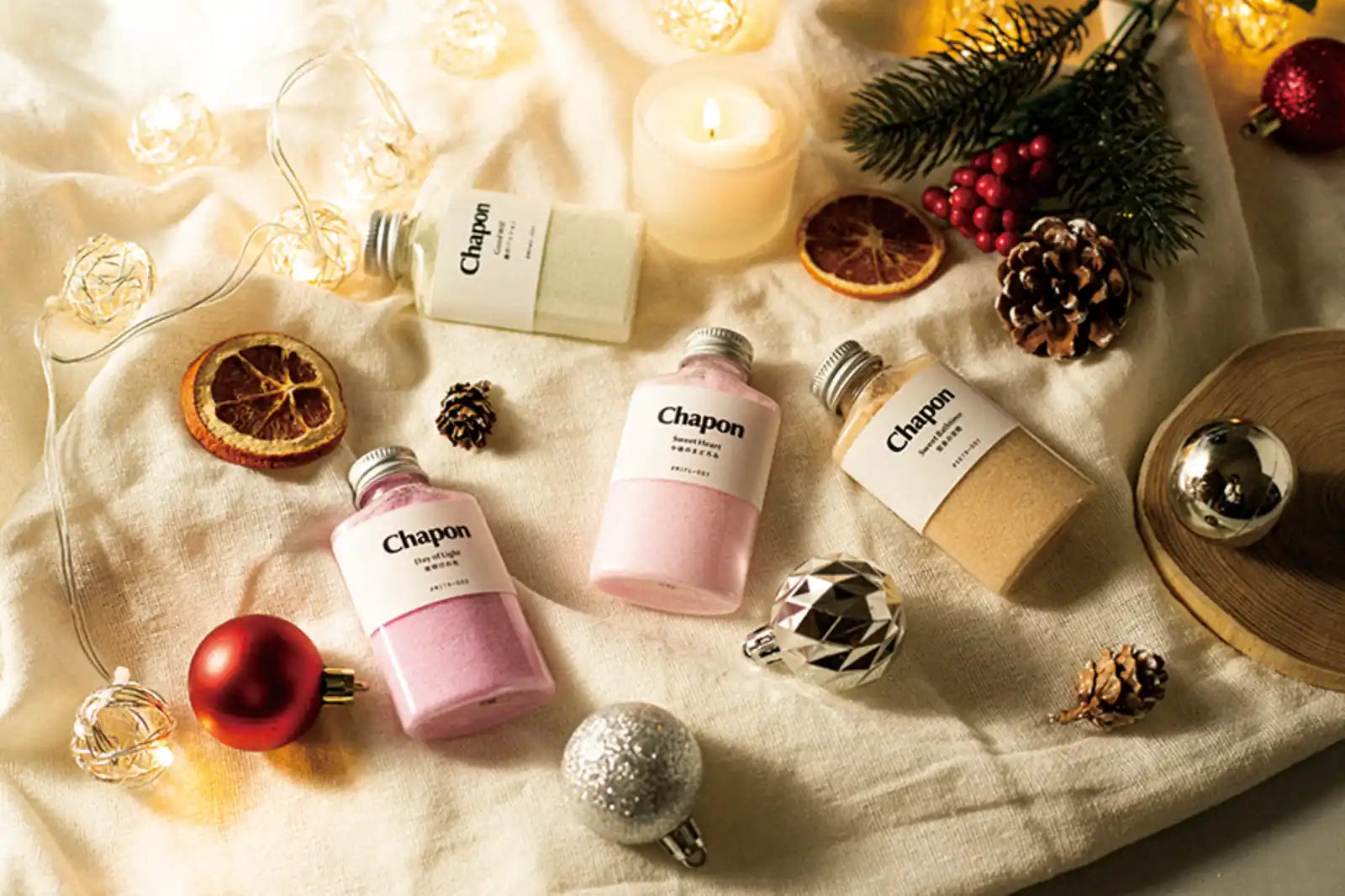 クリスマスの飾りと Chapon のボトル